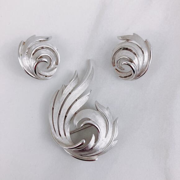 VTG Signed Crown TRIFARI Silver Tone Brooch Earrings Set MCM 50s-60s Clip-Ons - Picture 2 of 9